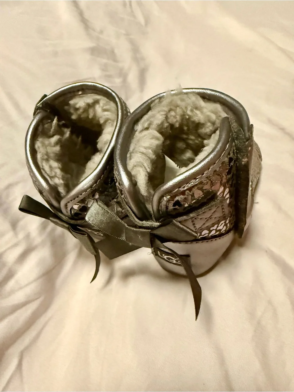 Baby girl silver shimmer hearts UGG LIKE NEW!!!